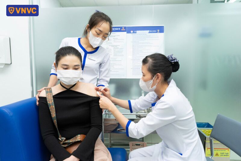 tiêm vắc xin phòng dại khi bị mèo cào