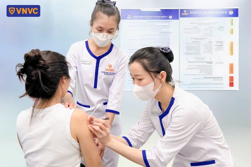 tiêm vắc xin phòng bệnh