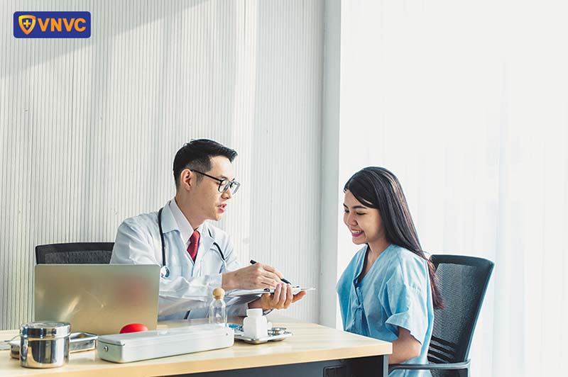 lắng nghe tư vấn sức khỏe từ bác sĩ