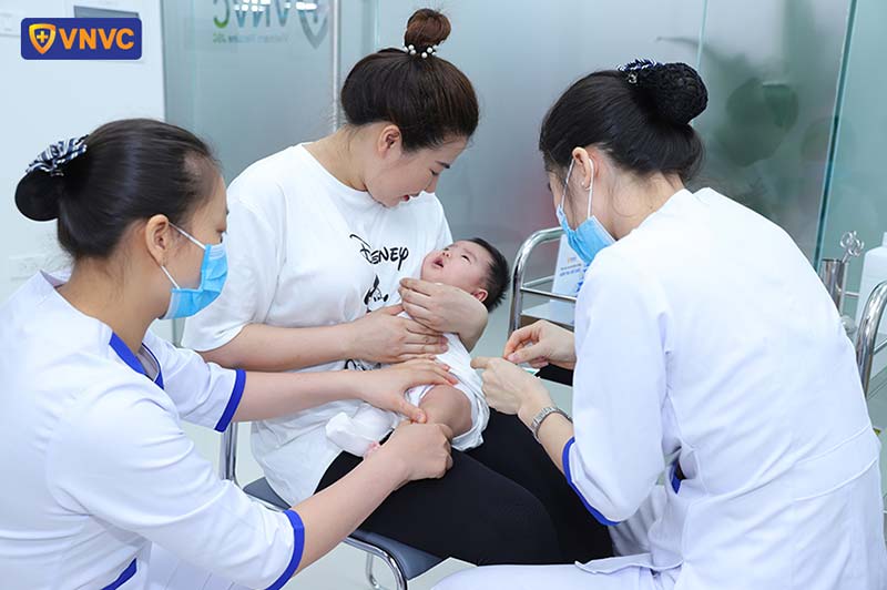 tiêm ngừa cho bé sơ sinh
